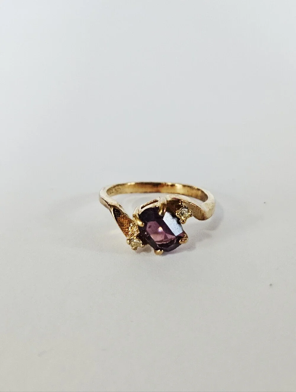 Vintage 14k G.E. Amethyst Stone Oval Gold Bypass Twist Band Triple Stone Ring 7